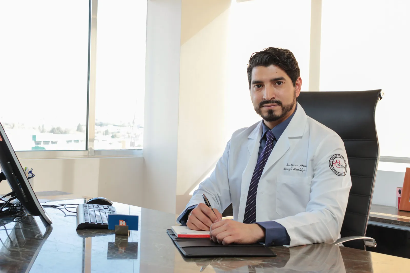 Dr. Marco Antonio Ponce Arias en consultorio
